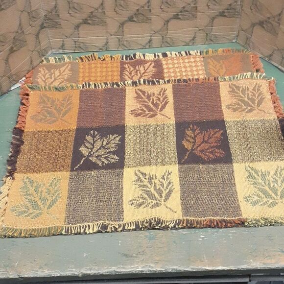 3 pc.bundle of Vintage ceramic cornacopia, (florals-no charge) and 2 placemats - Picture 5 of 12